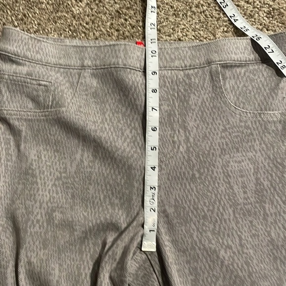 Spanx Gray Snake Skin Pattern Ankle Length Leggings Jeggings Large - Picture 9 of 10